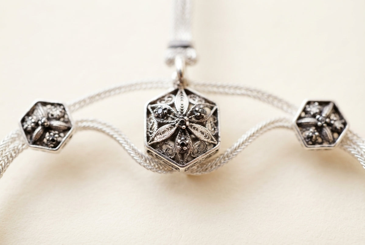 Şahmeran Hand Chain